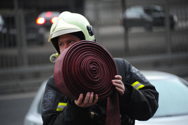 Склад со скотчем загорелся на западе Москвы