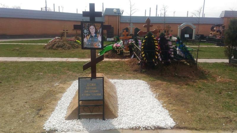 Новый крест установили на могиле Евгения Осина после пожара