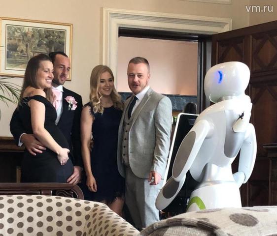 Полезный и неунывающий: как робот-фотограф помогает на свадьбах