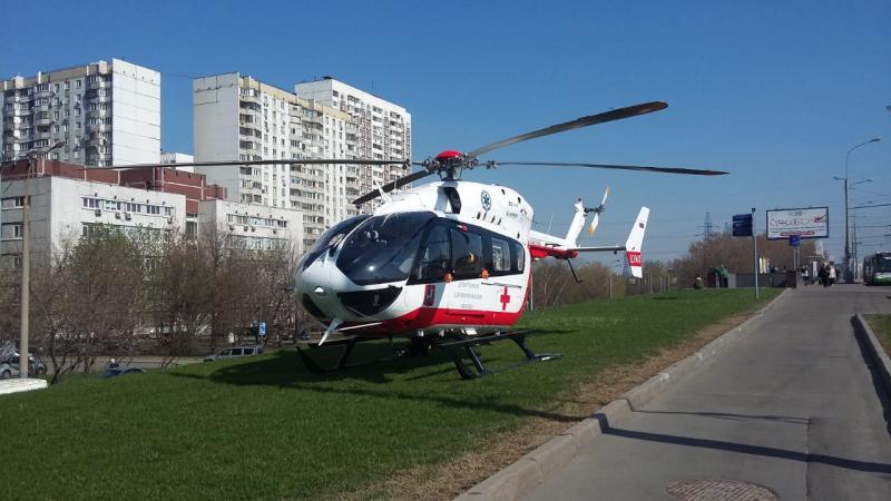 Вертолет доставил в столичную больницу пострадавшую при аварии женщину
