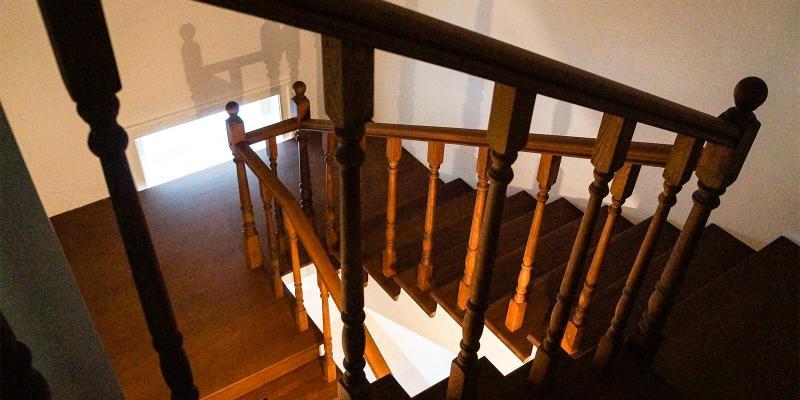 Внутри особняка сохранились изразцовые печи и историческая лестница, а на полу первого этажа можно увидеть узоры, выложенные из метлахской плитки / https://www.mos.ru/Официальный сайт Мэра Москвы