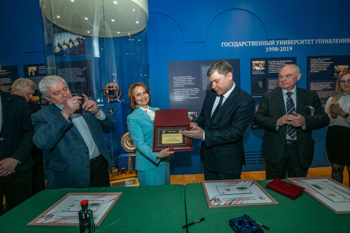 Директор музея современной истории России Ирина Великанова и ректор Государственного университета управления Иван Лобанов / фото предоставлено Государственным центральным музеем современной истории России