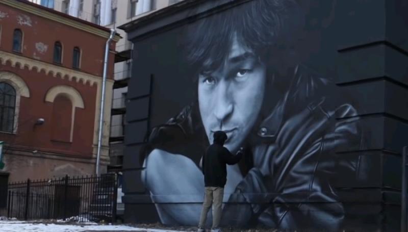 Петербургские художники восстановили граффити с Цоем