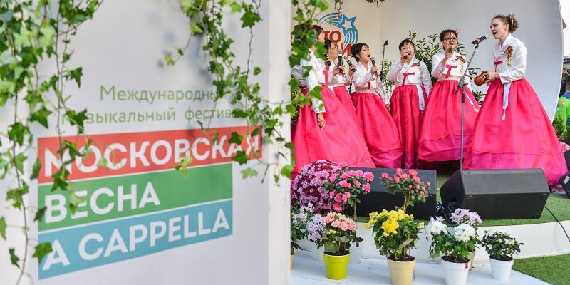 На Рождественке программу дня в 12:00 откроет Sirens Vocal Band, участники этой группы родом из Тайваня и Гонконга / https://www.mos.ru/Официальный сайт Мэра Москвы