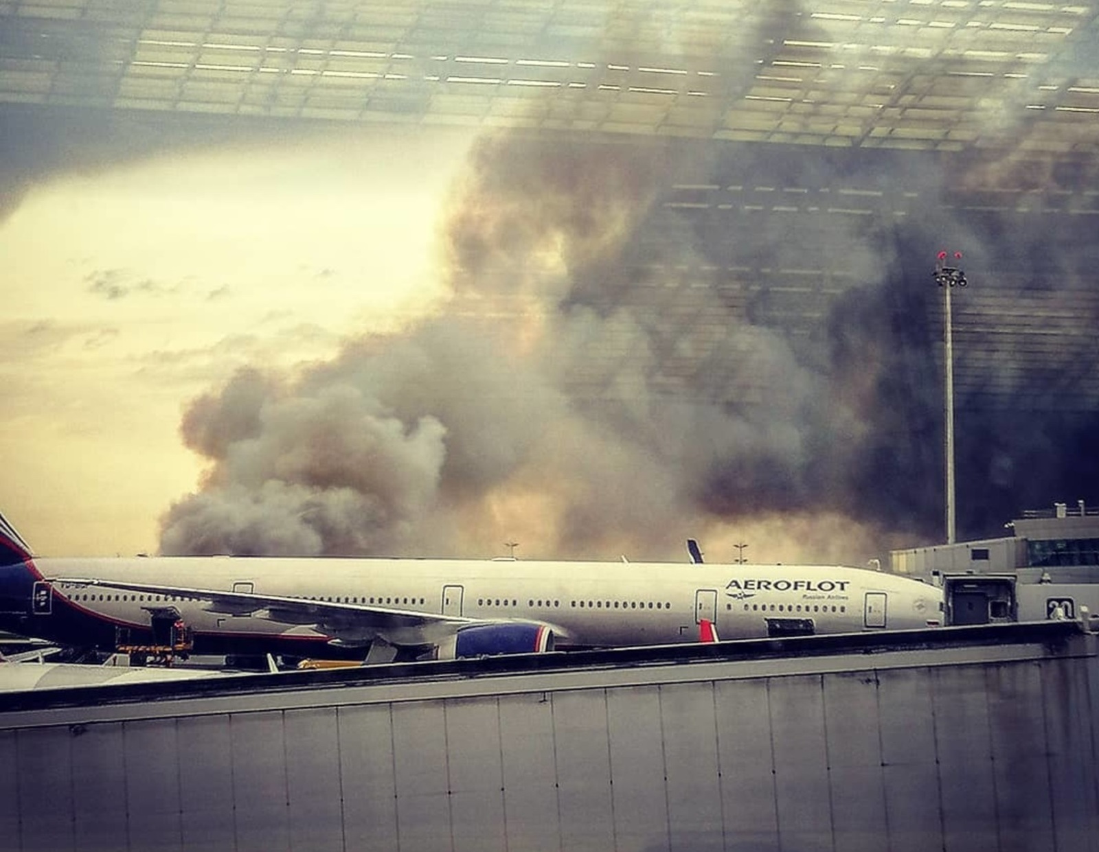 Шереметьево пожар. Катастрофа SSJ 100 В Шереметьеве. Шереметьево самолеты. Горящие самолеты. Пожар в самолете.