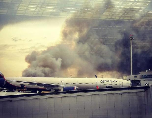 Более десяти человек пострадали при пожаре в аэропорту Шереметьево