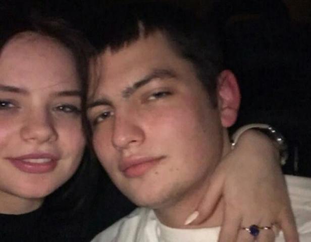 Юный герой мечтал сам покорять небеса. На фото: погибший борпроводник Максим Моисеев и его бывшая возлюбленная Александра / https://www.instagram.com/levalsay/