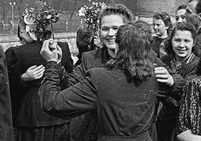 Было. 9 мая 1945 года. Москвичи радуются победе в Великой Отечественной войне / PASTVU.COM