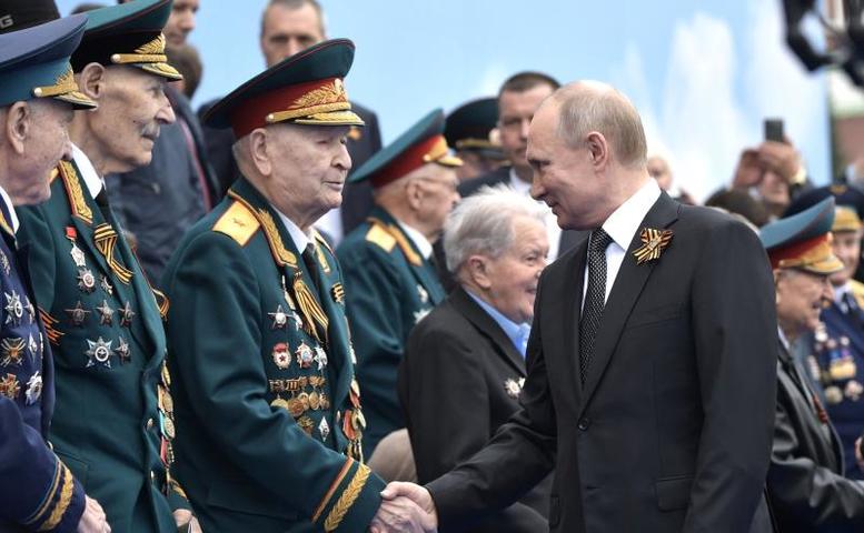 Владимир Путин выражает благодарность ветеранам за защиту Родины / Фотография с официального сайта Президента России Владимира Путина (http://kremlin.ru/events/president/news/60490)