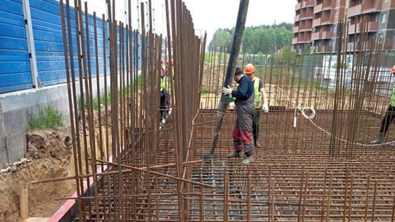 Строительство надземного пешеходного перехода продолжается в Подольске
