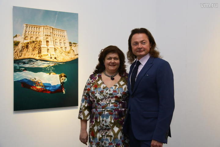 Екатерина и Владимир Семенихины у работы Оливье Жуда / Сергей Шахиджанян, «Вечерняя Москва»