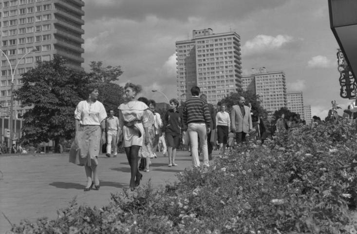 БЫЛО 1 августа 1988 года. В те годы Новый Арбат еще назывался проспектом Калинина, и цветов на нем было не так много, как сегодня / Яцина Владимир/Фотохроника/ТАСС