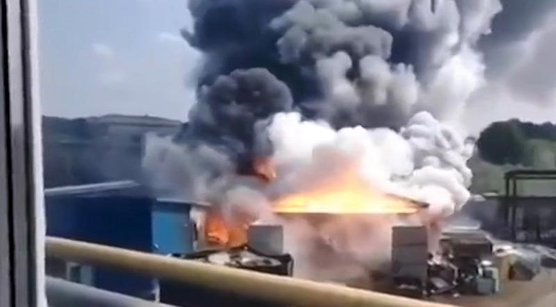 Видео пожара у подмосковного завода появилось в Сети