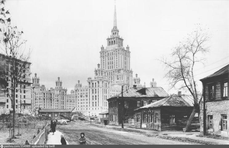 1957 год. Гостиница «Украина» только появилась на территории района Дорогомилово. В середине XX века здесь было много деревянных домов, а не высоток / PASTVU.COM