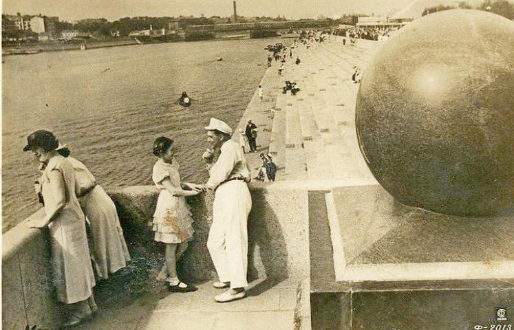 БЫЛО Не позднее 1936 года. Там же, на Крымскойнабережной, москвичи отдыхали и в советские годы / PASTVU.COM