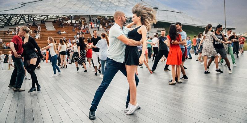 Московские парки открыли летний танцевальный сезон