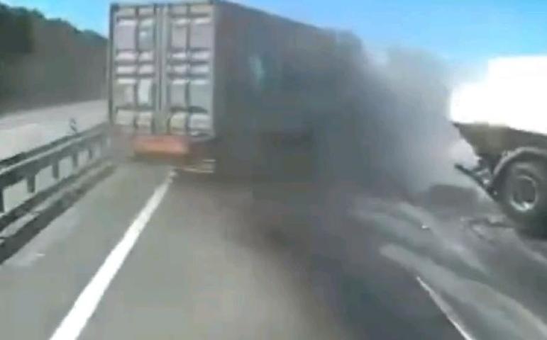 Авария с участием колонны МЧС попала на видео