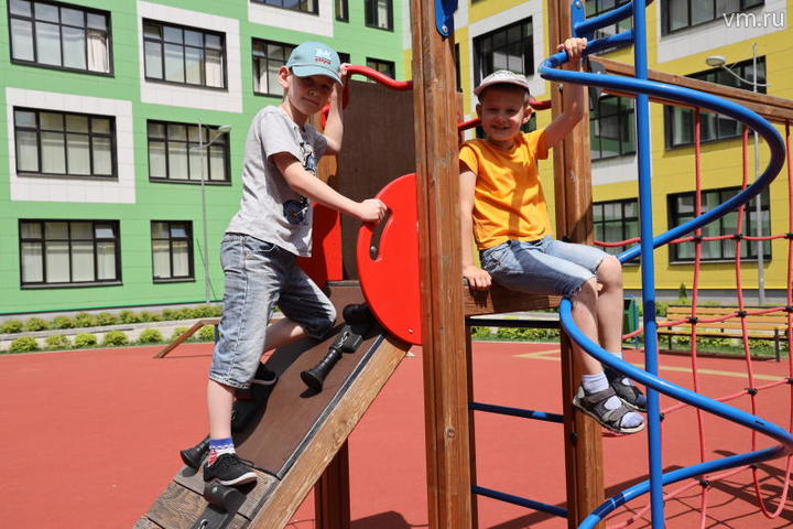 Качели и горки из экологически чистых материалов установят на детских площадках