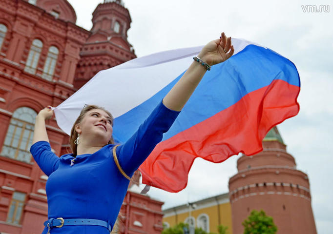 Участники флешмоба на Сахарова развернули гигантский флаг России