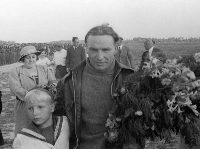 На фото: Валерий Чкалов с сыном / Фишман/ТАСС