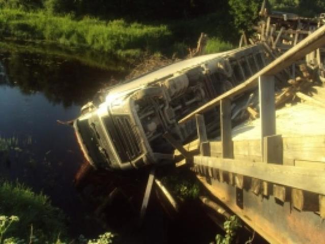 Мост через реку Лама упал в Волоколамском районе Подмосковья