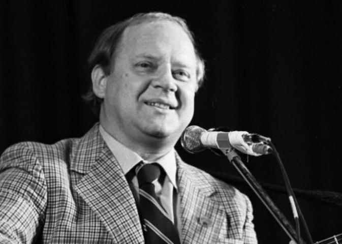 Юрий Иосифович Визбор во время выступления / Ю. Луньков/РИА Новости