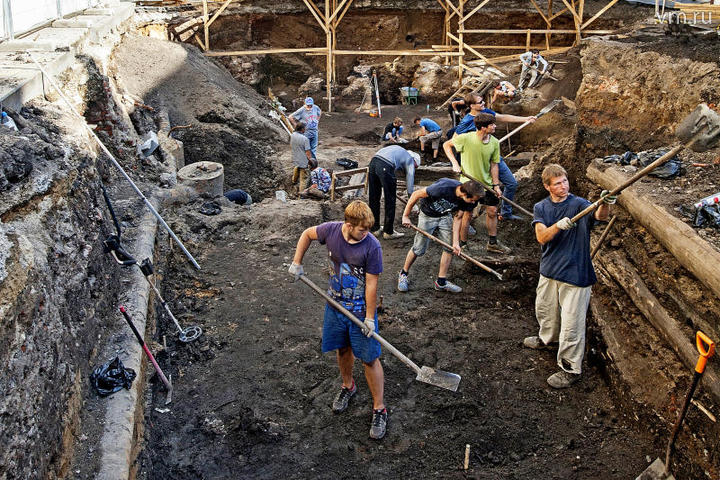 Столичные археологи обнаружили старинную дворницкую бляху