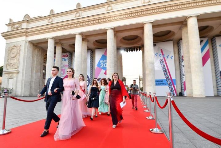 Первая тысяча выпускников столицы попала на главный праздник в парк Горького