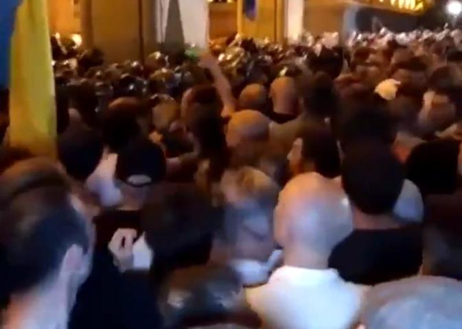 Спецназ применил водометы для разгона акции протеста в Тбилиси