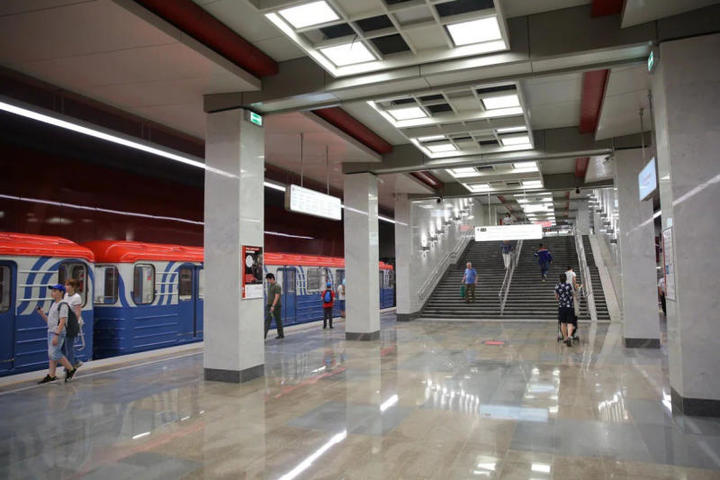 Давайте будем слушать в метро погоду. Или изучать иностранные языки. Заживем ведь! / Официальный твиттер-аккаунт Московского метрополитена