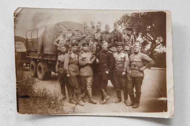 Рядовой Борис Долбилин (верхний ряд, слева) с однополчанами во время перехода через Маньчжурию / Михаил Подобед, «Вечерняя Москва»