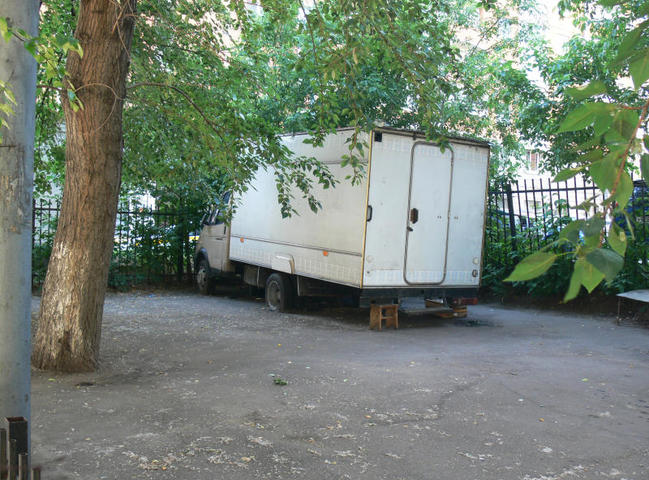«Схрон» нелегальных продавцов клубники у метро «Авиамоторная» / Олег Сыров, «Вечерняя Москва»