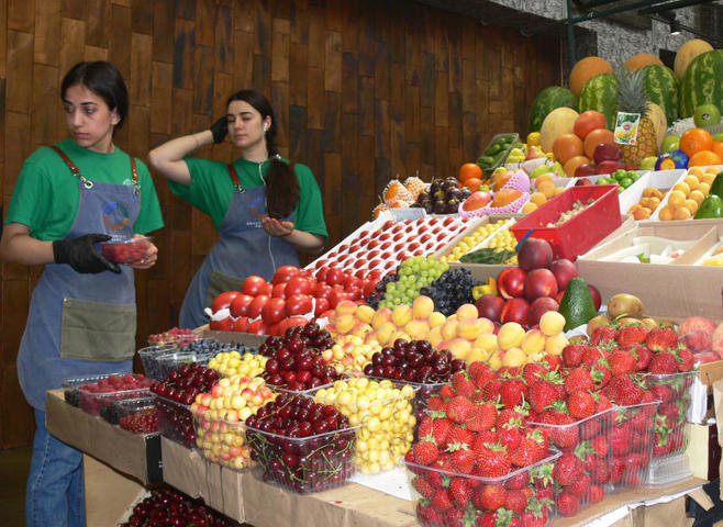 Каждый легальный продавец клубники должен иметь при себе документы, подтверждающие ее качество / Олег Сыров, «Вечерняя Москва»