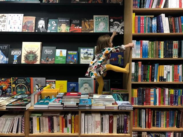 На московской книжной площадке «Маршак» всегда готовы встретить взрослых и подростков, чтобы познакомить с современной детской литературой / «Маршак»