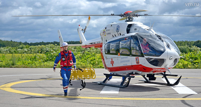 Санитарный вертолет эвакуировал пострадавшего из-за упавшей двери ребенка
