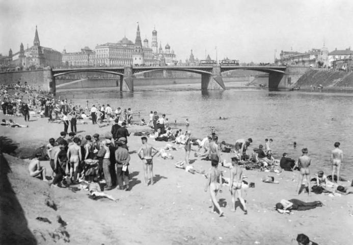БЫЛО: В 1920-е годы эта набережная называлась Пречистенской. Пляжная зона тогда была платной / PASTVU_COM