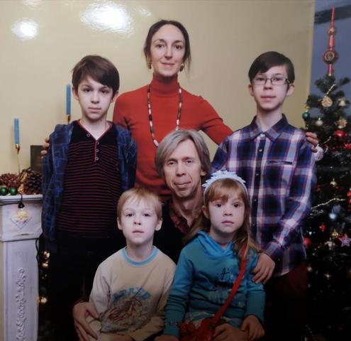 Дмитрий и Эльмира Петровы с детьми / Пресс-служба Департамента труда и соцзащиты населения Москвы