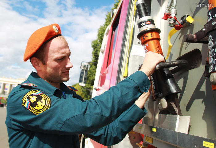 Один человек погиб и более 300 эвакуированы при пожаре на теплоходе в Петербурге