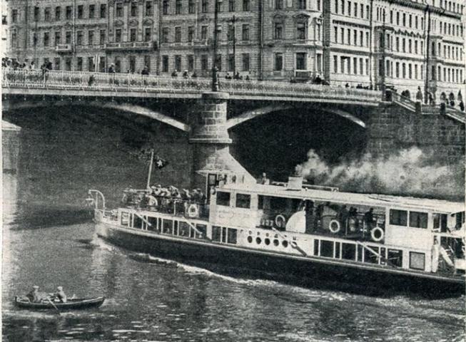 БЫЛО 1930-е годы. Речной трамвайчик проплывает под Москворецким мостом / PASTVU.RU