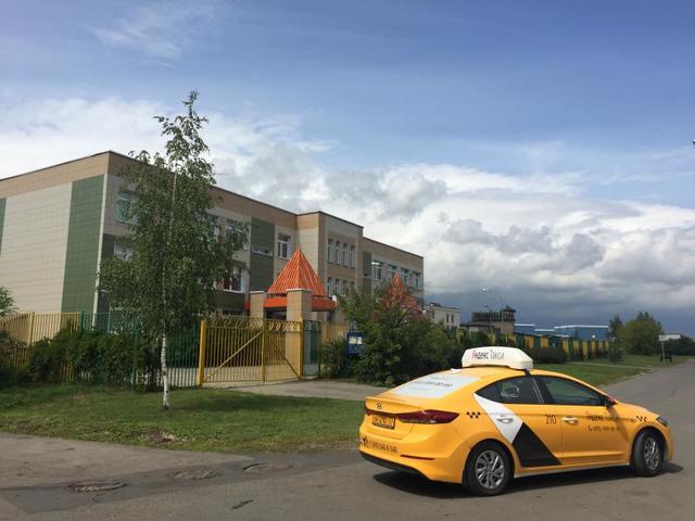 Заведение для взрослых расположено недалеко от детского сада и школы / Рафаэль Залян, «Вечерняя Москва»