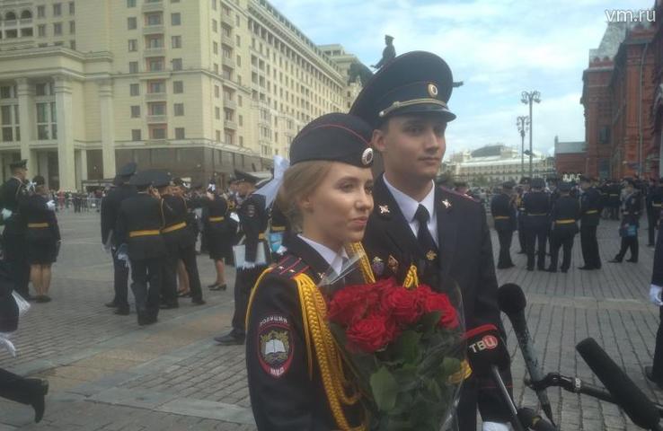 Неожиданностью для многих стал поступок ребят, которые сделали своим однокурсницам предложение руки и сердца / Андрей Объедков, «Вечерняя Москва»