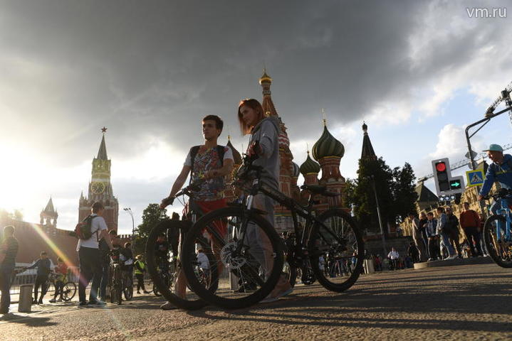 Путь от Васильевского спуска до станции метро «Достоевская» участники велофестиваля должны были преодолеть за полтора часа. На фото: Александр Новиков и Вероника Садкова / Пелагия Замятина, «Вечерняя Москва»