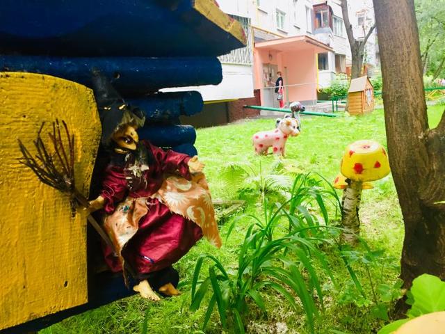 Здесь не только царственная Баба-яга, но и двугорбый жираф, корова, цыплята и другие герои народного фольклора / Рафаэль Залян, «Вечерняя Москва»
