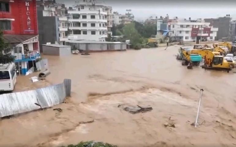 Более 65 человек стали жертвами наводнений и оползней в Непале