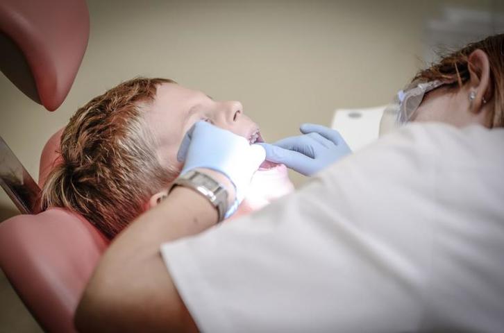 Стоматологи рассказали, почему нужно лечить молочные зубы