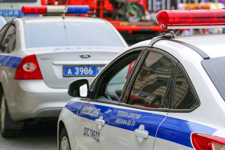 Водитель легковушки протаранил машину ДПС при попытке скрыться от погони в Москве