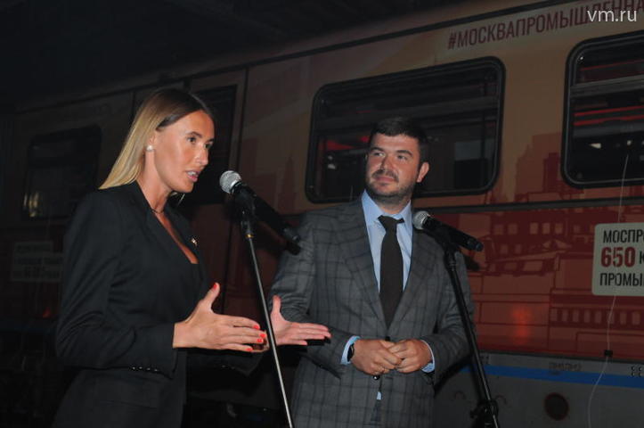 Замначальника метрополитена Юлия Темникова и руководитель Департамента инвестиционной и промышленной политики города Москвы Александр Прохоров / Светлана Колоскова, «Вечерняя Москва»