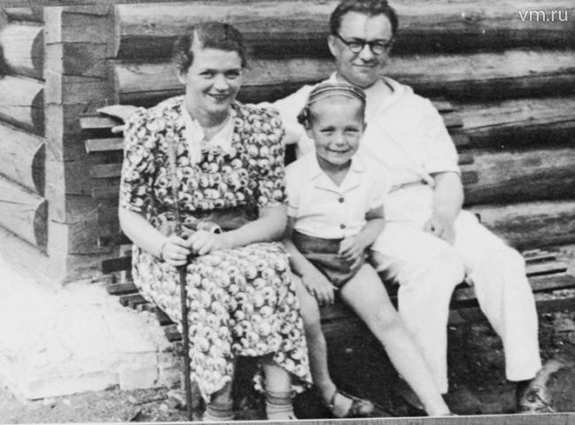 Поэт Виктор Гусев с женой и сыном в 1930-е годы / из личного архива Александра Белоцерковского