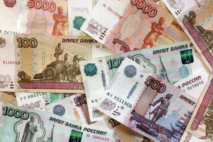 Рубль укрепился по отношению к доллару благодаря росту цен на нефть