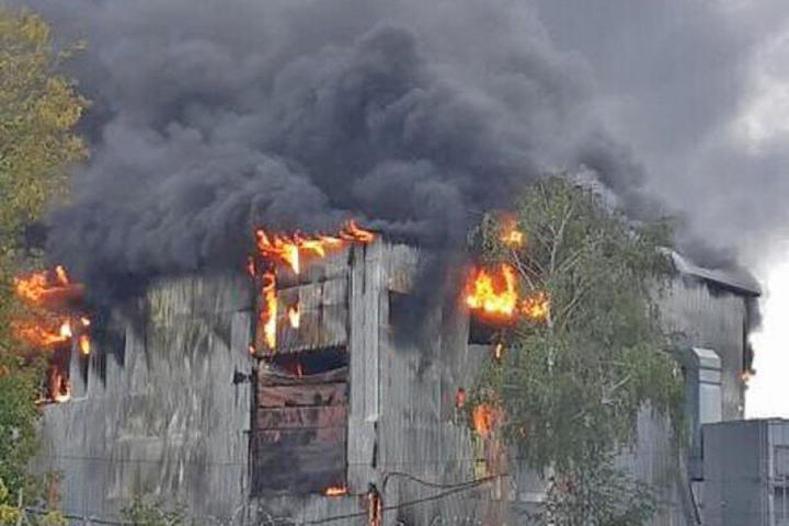 Двухэтажный склад загорелся на территории мебельной фабрики в Одинцове